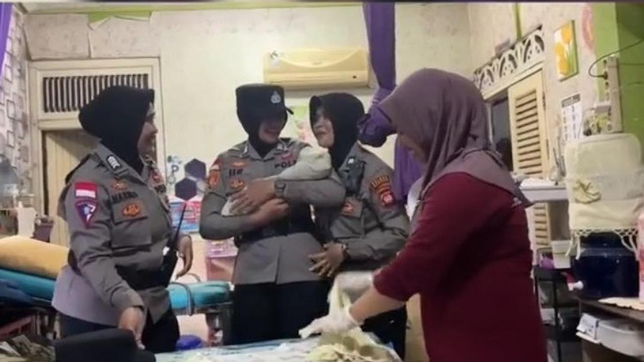 Aksi Heroik Polwan dan Satlantas Bantu Ibu Hamil yang Akan Melahirkan di Sambas, Viral