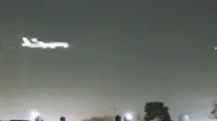 Benda bercahaya misterius yang dicurigai sebagai UFO mengekor sebuah pesawat. (Airlive.net)