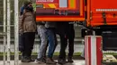 Sejumlah imigran saat ingin masuk ke dalam truk di A25 autoroute, Steenvoorde, Prancis (27/2). Para imigran ini nekat sembunyi saat menghindari kejaran petugas imigrasi. (AFP Photo / Philippe Huguen)