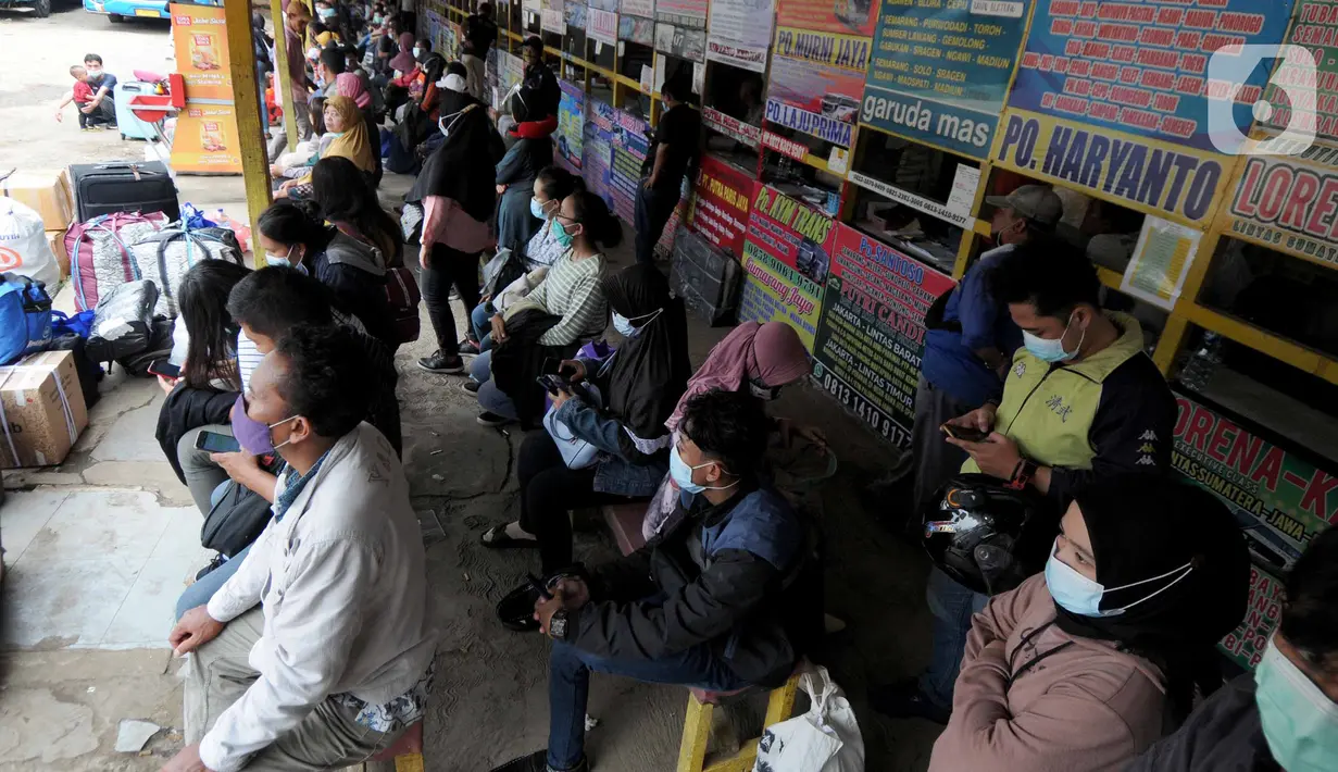Pemudik menunggu pemberangkatan dari terminal bayangan yang ada di Pasar Jumat, Jakarta, Rabu (5/5/2021). Jelang pemberlakuan larangan mudik 2021 pada esok hari, sejumlah terminal bayangan di wilayah Jabodetabek dipadati para pemudik tujuan Pulau Jawa dan Sumatera. (merdeka.com/Arie Basuki)