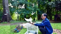 Jokowi melepas burung hasil 'berburu' di Pasar Pramuka (Setpres)