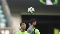 Antony dari Real Betis mengontrol bola dalam sesi latihan jelang final Europa Conference League kontra Chelsea di Wroclaw, Polandia, Selasa, 27 Mei 2025. (AP Photo/Petr Josek)