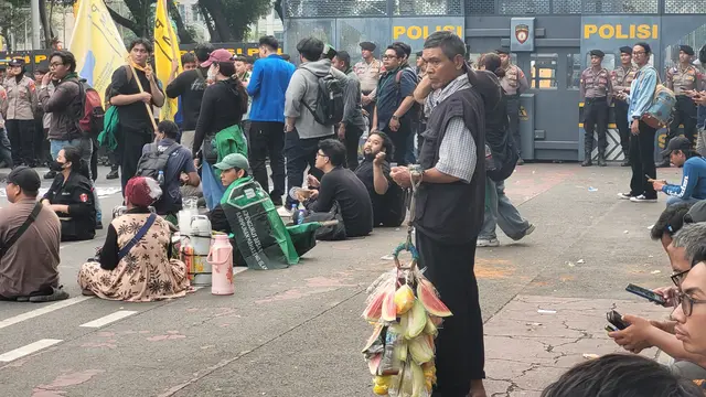 Daang (62), pedagang keliling yang menjajakan makanan ringan dan buah potong saat demonstrasi mahasiswa di sekitar Monumen Nasional (Monas), Jakarta, Rabu (28/10/2026). (Liputan6.com/Drey)
