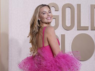 Aktris Margot Robbie tiba untuk menghadiri ajang ajang Golden Globe Awards atau Golden Globes 2024 di Beverly Hilton di Beverly Hills, California, Minggu (8/1/2024). (Photo by Jordan Strauss/Invision/AP)