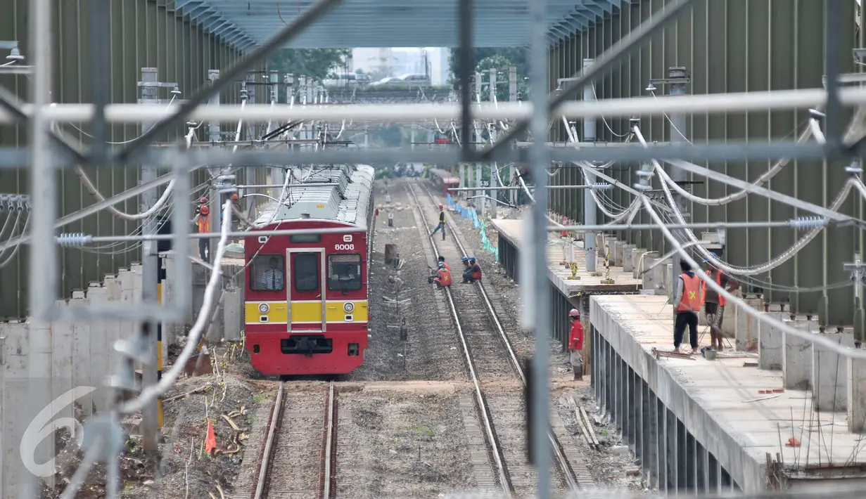 KRL Commuter Line Jabotabek melintas di dekat proyek pembangunan Kereta Api Bandara Soekarno-Hatta di Kawasan Dukuh Atas, Jakarta, Selasa (28/2). (Liputan6.com/Yoppy Renato)