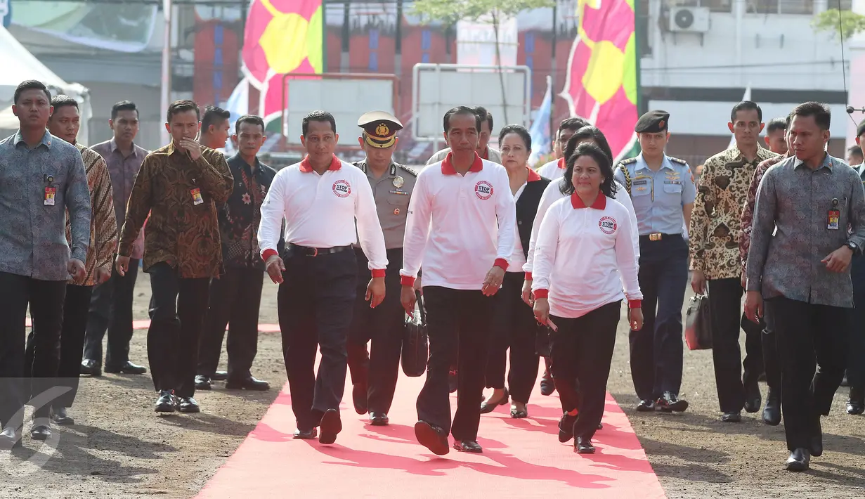 Presiden Joko Widodo didampingi Ibu Negara Iriana Jokowi dan Kepala BNN, Komjen Budi Waseso saat tiba di acara peringatan Hari Anti Narkotika Internasional (HANI) di kawasan Taman Sari, Jakarta, Minggu (26/6). (Liputan6.com/Herman Zakharia)