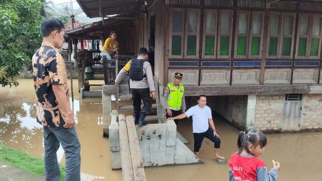 Ratusan Rumah Warga di OKU Terendam Banjir Setinggi Satu Meter, Aktivitas Lumpuh Total