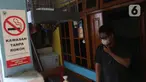 Rumah warga dipasangi stiker kawasan tanpa rokok di lingkungan RW 06 Kelurahan Kayu Manis, Matraman, Jakarta, Jumat (8/10/2021). Warga sejumlah RT di RW 06 berkomitmen menjaga lingkungan dari asap rokok dengan memberikan teguran dan sanksi bagi yang melanggar. (Liputan6.com/Herman Zakharia)