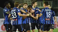 Pemain Atalanta merayakan gol yang dicetak Luis Muriel ke gawang Sampdoria pada laga lanjutan Serie A pekan ke-31 di Gewiss Stadium, Kamis (9/7/2020) dini hari WIB. Atalanta menang 2-0 atas Sampdoria.  (Gianluca Checchi/LaPresse via AP)