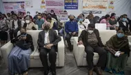 Lansia India menunggu untuk menerima vaksinasi dosis ketiga untuk COVID-19 di sebuah rumah sakit pemerintah di Gauhati, India (10/1/2022). India pada Senin (10/1) mulai memberikan dosis penguat (booster) vaksin COVID-19 bagi pekerja di lini depan dan lansia yang rentan.  (AP Photo/Anupam Nath)