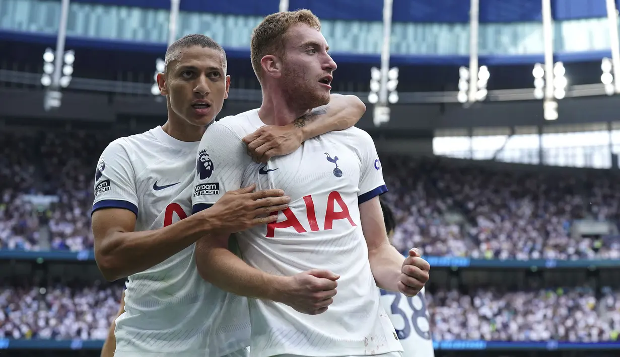 Selebrasi gelandang Tottenham Hotspur, Dejan Kulusevski bersama Richarlison setelah mencetak gol kedua timnya ke gawang Sheffield United pada laga pekan kelima Premier League 2023/2024 di Tottenham Hotspur Stadium, London, Sabtu (16/9/2023) malam WIB. (PA via AP Photo/Jonathan Brady)
