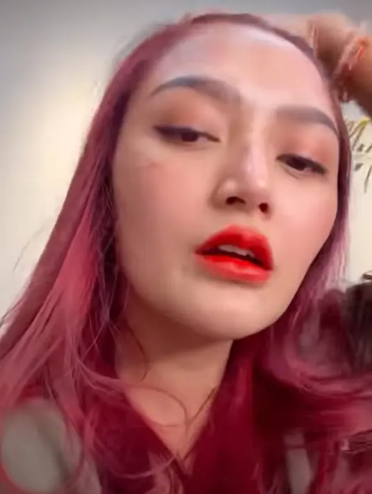 <p>Semula dia memiliki warna rambut coklat, dan kini diubah menjadi merah terang. (Foto: Instagram/ sitibadriahh)</p>