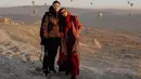 Mengunjungi tempat populer di Turki, Cappadocia, Ashanty tampil begitu mempesona dengan jaket tebal, rok panjang warna merah.  (Instagram/ashanty_ash).