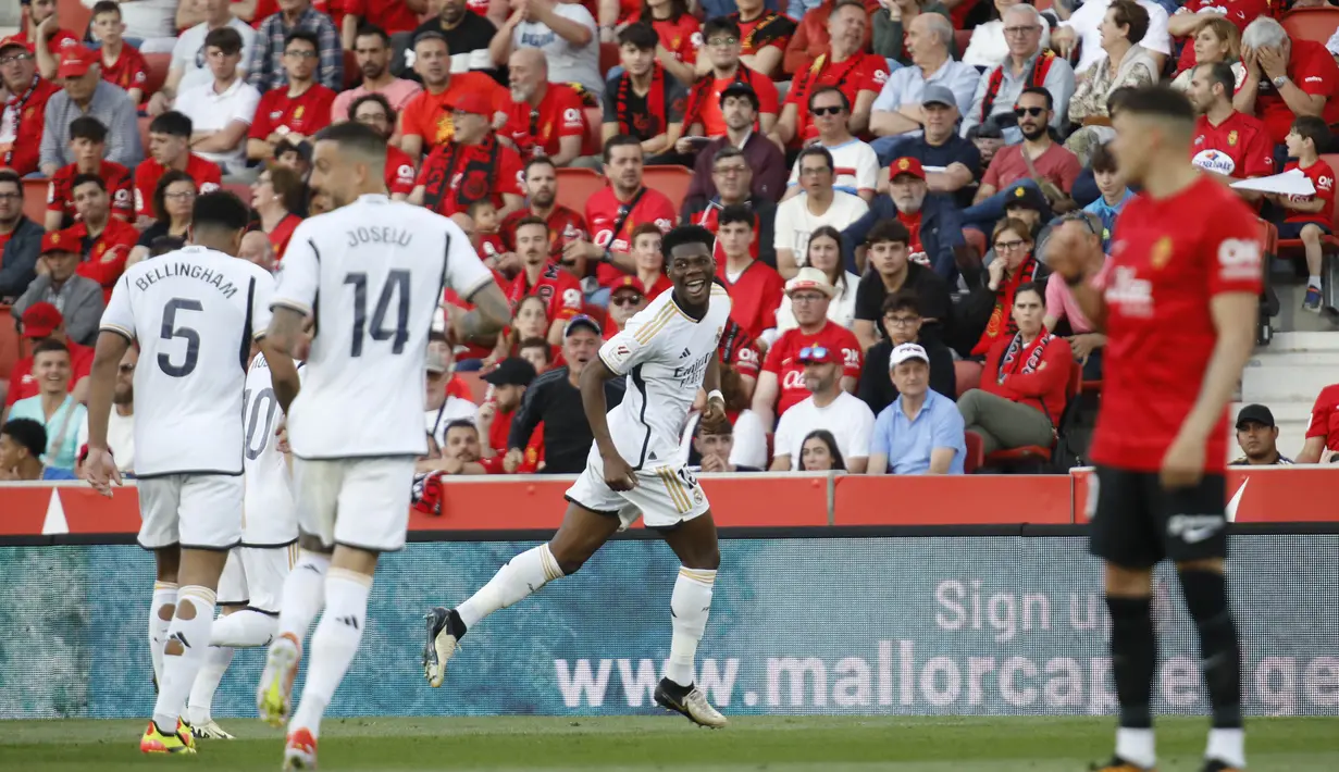 Pemain Real Madrid, Aurelien Tchouameni, melakukan selebrasi setelah mencetak gol ke gawang Real Mallorca pada laga Liga Spanyol di Stadion Son Moix, Sabtu (13/4/2024). Kemenangan ini membuat posisi madrid di puncak klasemen semakin mantap dengan mengumpulkan 78 poin dari 31 laga. (AP Photo/Francisco Ubilla)