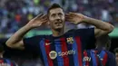 Robert Lewandowski. Striker Polandia berusia 34 tahun yang baru saja bergabung dengan Barcelona di awal musim 2022/2023 usai meninggalkan Bayern Munchen ini telah mengemas 4 gol dari 3 laga awal Liga Spanyol musim 2022/2023. Saat berlaga di Liga Jerman bersama Borussia Dortmund dan Bayern Munchen ia tercatat meraih 7 kali gelar top skor Liga Jerman, 6 yang terakhir di diraihnya bersama Bayern Munchen. (AP/Joan Monfort)