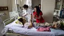 Pasien mendapatkan ucapan selamat usai menerima bingkisan pada perayaan Tahun Baru Imlek 2568 di Rumah Sakit Siloam Kebon Jeruk, Jakarta (28/1). Bingkisan tersebut sebagai bentuk perhatian kepada pasien rawat inap. (Liputan6.com/Fery Pradolo)