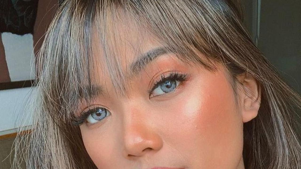 Model rambut straight short hair dengan sedikit highlight seperti ini juga membuat dirinya semakin stylish dan trendi.