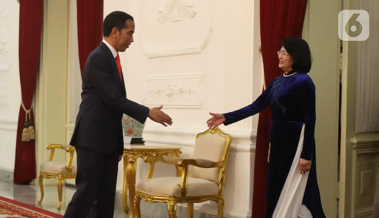 Presiden Joko Widodo atau Jokowi (kiri) saat menerima kunjungan Wakil Presiden Vietnam Dang Thi Ngoc Thinh di Istana Merdeka, Jakarta, Minggu (20/10/2019). Jokowi bertemu wakil presiden negara sahabat usai dilantik menjadi Presiden RI periode 2019-2024. (Liputan6.com/Angga Yuniar)