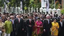 Presiden RI Joko Widodo (keempat kiri) didampingi Ibu Negara Iriana Joko Widodo (keempat kanan) dan para kepala negara dari Asia dan Afrika berjalan menuju Gedung Merdeka saat peringatan KAA di Bandung, Jumat (24/4/2015). (Liputan6.com/Herman Zakharia)