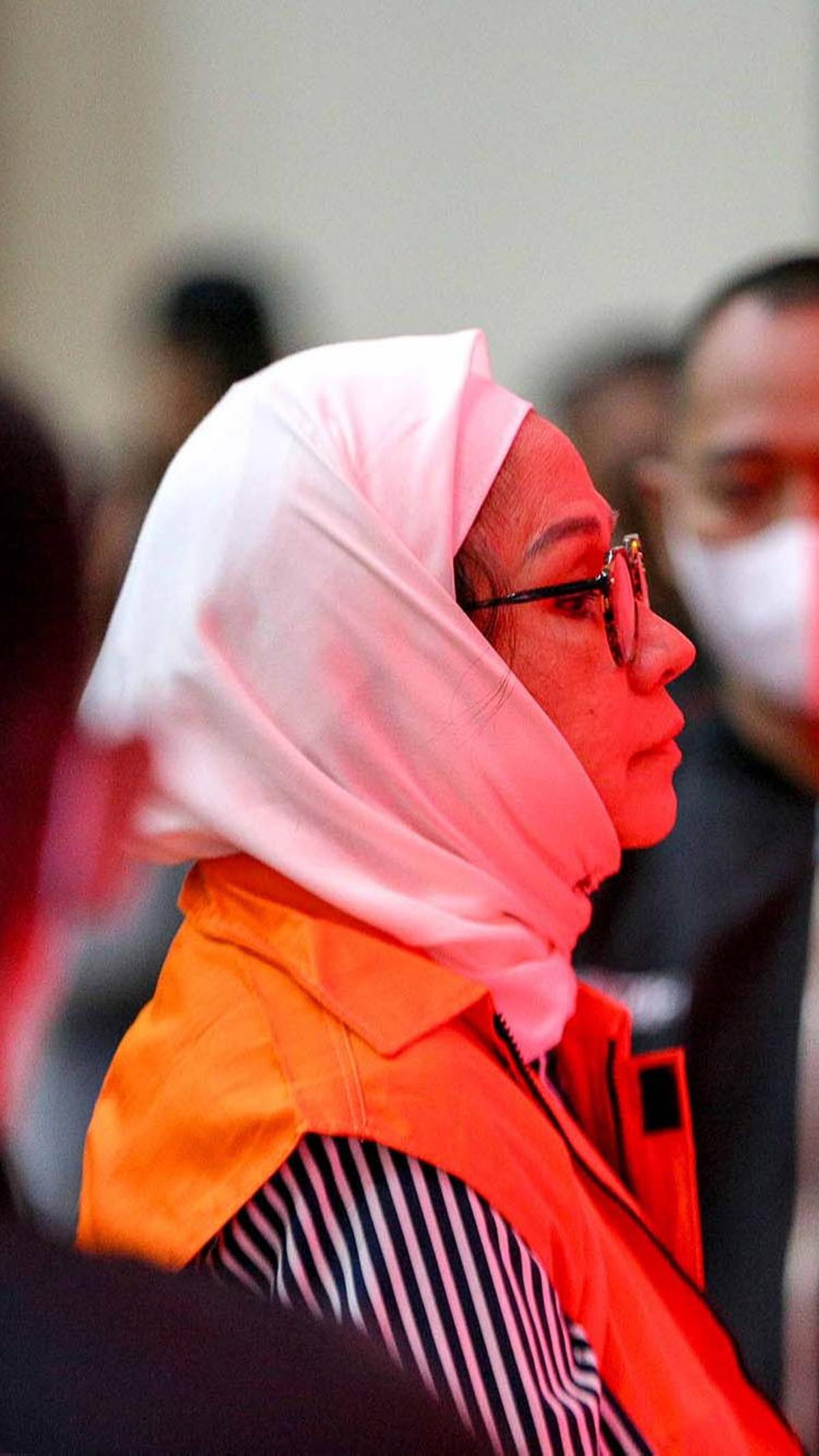 Karen sekaligus ditetapkan sebagai tersangka dalam kasus ini.
