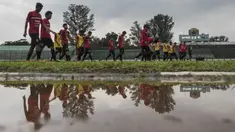 Para pemain Bali United melakukan latihan jelang pertandingan uji coba melawan Persib di Stadion Siliwangi, Bandung, Jumat (12/2/2016). Uji coba ini bertujuan untuk mematangkan persiapan jelang Bali Island Cup. (Bola.com/Vitalis Yogi Trisna)