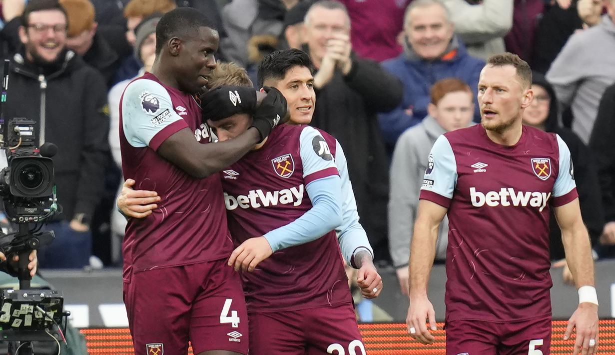 Manchester United kembali menelan pil pahit di Liga Inggris 2023/2024. Pada laga pekan ke-18 di markas West Ham United, Sabtu (23/12/2023) malam WIB, Setan Merah harus menyerah 0-2 lewat dua gol dari Jarrod Bowen dan Mohammed Kudus. Kekalahan kedelapan ini membuat posisi MU turun ke posisi ke-8 klasemen sementara dengan mengemas 28 poin, sementara The Hammers secara meyakinkan naik ke posisi ke-6 dengan raihan 30 poin. (AP Photo/Kirsty Wigglesworth)