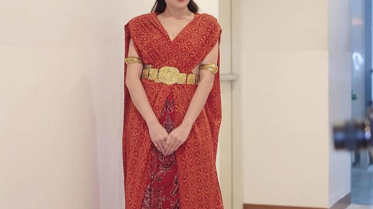 Ketika tampil layaknya gadis India, netizen langsung teringat akan kisah cinta Ayu dengan Shaheer Sheikh, aktor India.