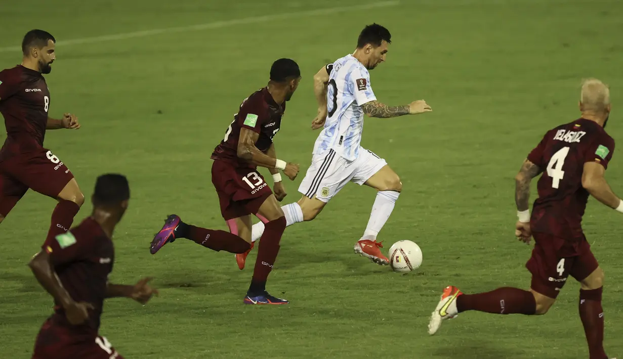 Pemain Argentina Lionel Messi (tengah) menggiring bola saat melawan Venezuela pada pertandingan kualifikasi Piala Dunia 2022 di Caracas, Venezuela, Kamis (2/9/2021). Argentina menang 3-1. (Miguel Gutierrez, Pool via AP)