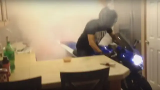 Aksi Burnout Pakai Suzuki GSX-R di Dapur Bikin Rusuh