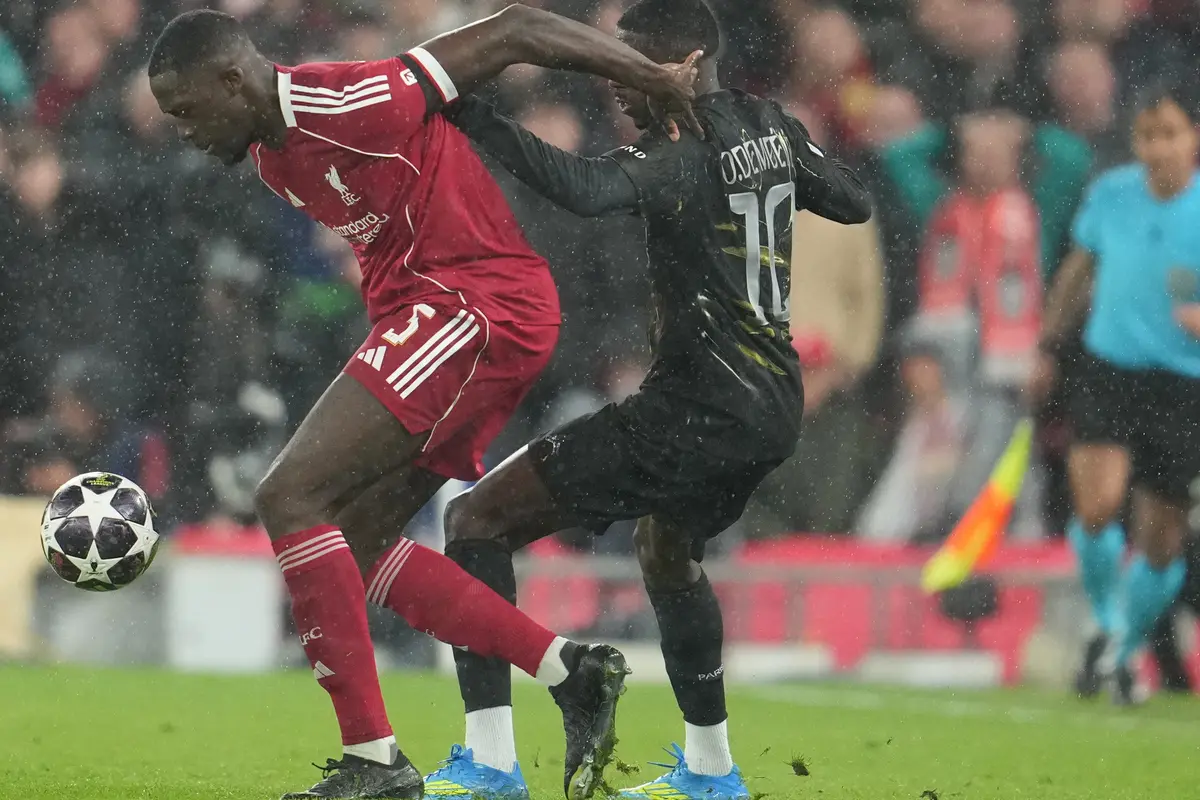 Pemain Liverpool Ibrahima Konate (kiri) dan pemain PSG Ousmane Dembele