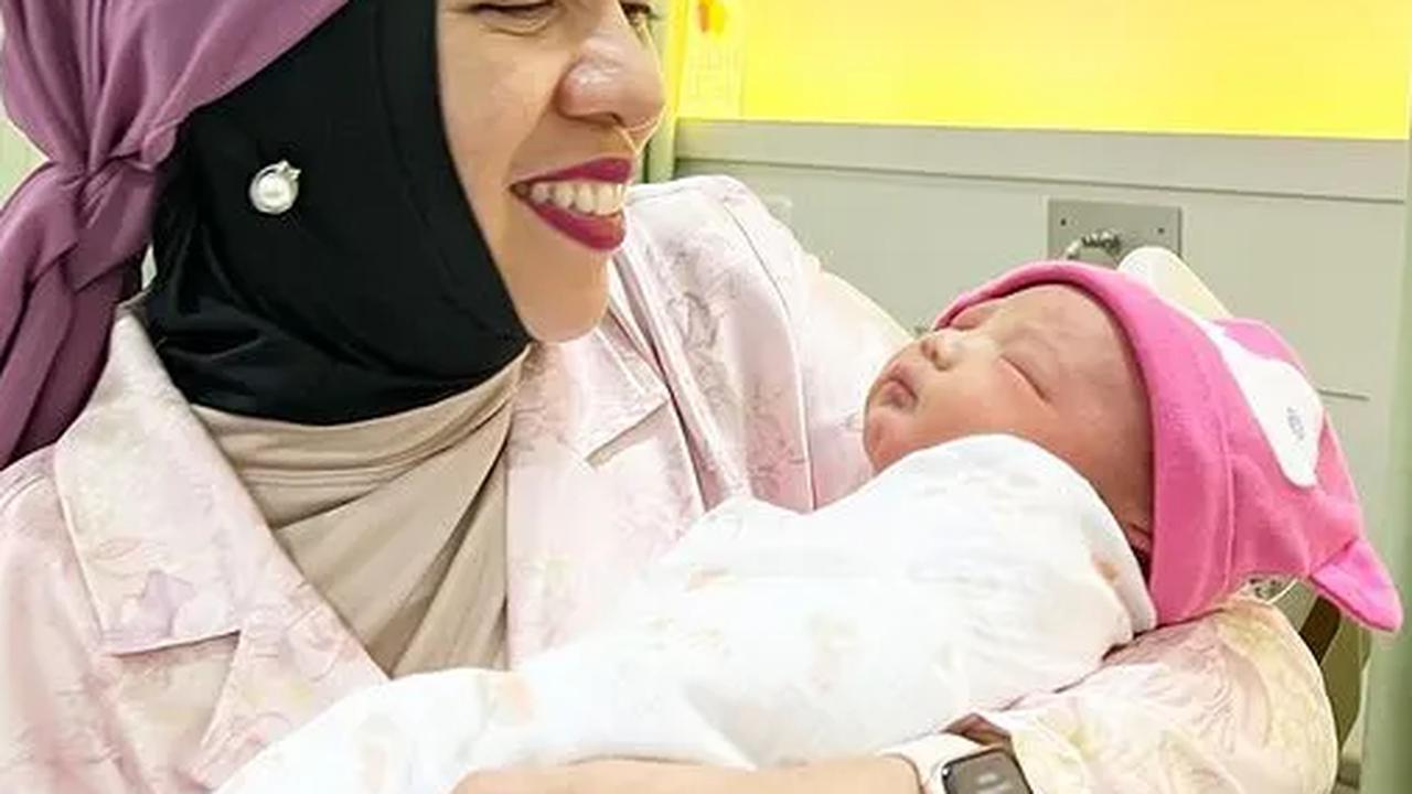 8 Momen Bahagia Ibunda Atta Halilintar Gendong Baby Azura: Syukur Tak Terhingga Pada-Mu Ya Allah