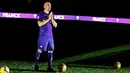 Gelandang baru Fiorentina, Frank Ribery menyapa para fans perkenalan resmi dirinya di Florence, Italia (22/8/2019). Ribery menjadi pembelian kelima Fiorentina musim panas ini. Sebelumnya La Viola mendatangakn Pol Lirola, Milan Badelj, Kevin-Prince Boateng dan Erick Pulgar. (AFP Photo/Andreas Solaro)