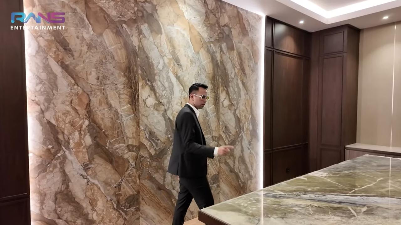 5 Potret Rumah Baru Raffi Ahmad Full Marmer dengan Sentuhan Kayu, Dibuat Khusus Untuk 'Si Pulen' Baby Lily?
