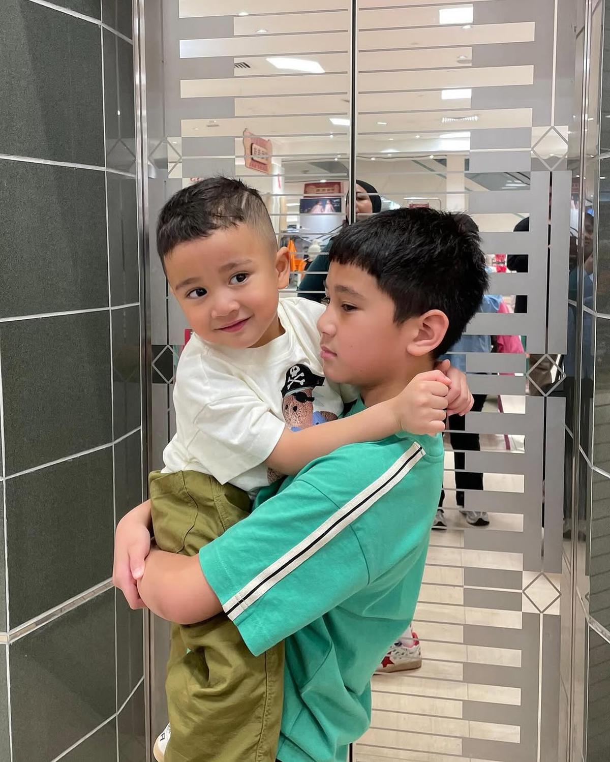 Potret Kebersamaan Rafathar dan Rayyanza Kalau Lagi Akur yang Menggemaskan