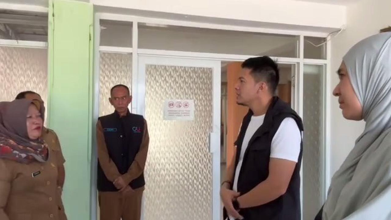 6 Potret Dimas Seto dan Dhini Aminarti Gendong Balita saat Kunjungi PSAB Bandung, Auranya Mengayomi Banget