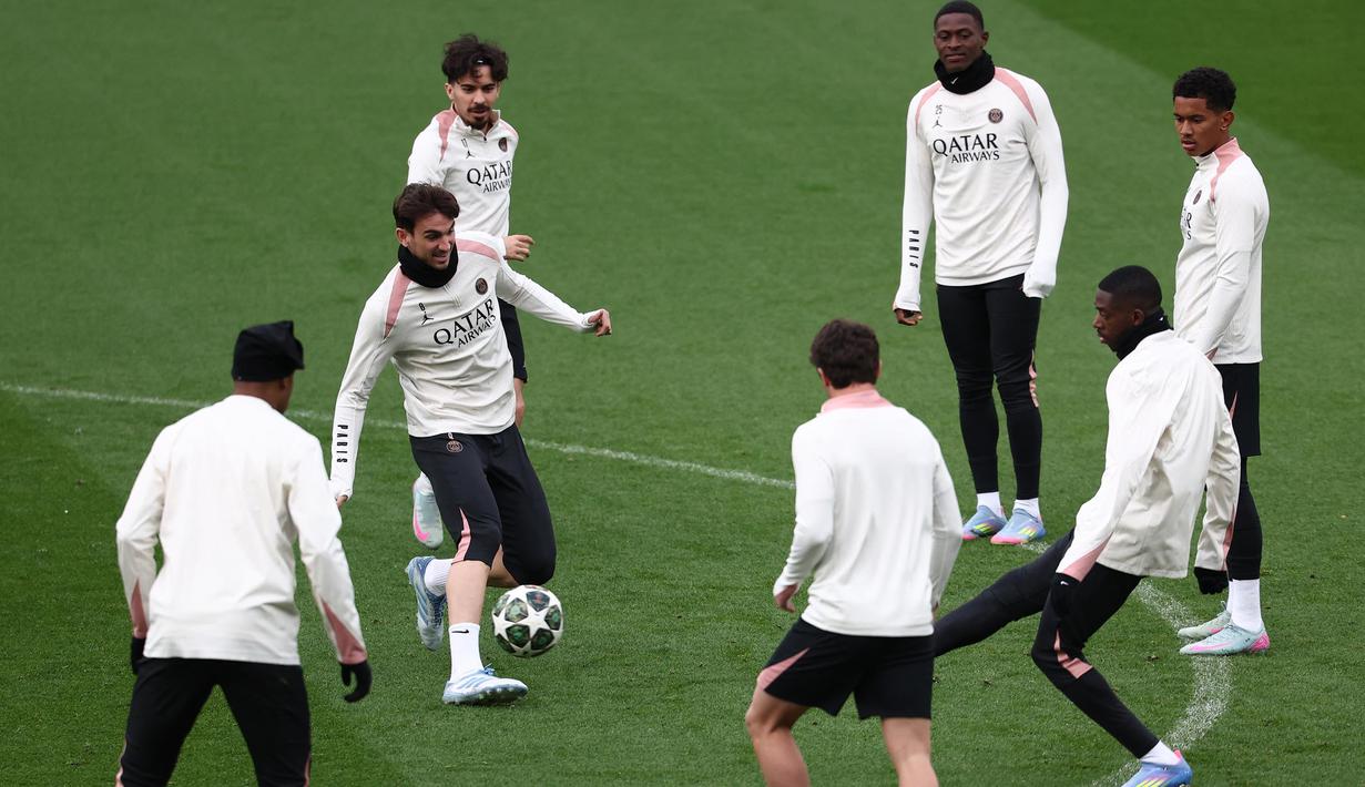 Latihan ini menjadi persiapan PSG menghadapi Aston Villa pada pertandingan leg kedua perempat final Liga Champions 2024/2025. (FRANCK FIFE/AFP)