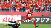 Striker Vietnam, Phan Van Duc, coba mengelabui kiper Yordania, Amer Shafi, pada 16 besar Piala Asia 2019, di Stadion Al Maktoum, Dubai, Minggu (20/1/2019). (KARIM SAHIB / AFP)