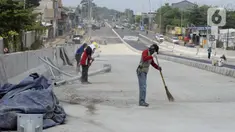 Pekerja menyelesaikan proyek pembangunan jembatan layang perempatan Pondok Cabe, Tangerang Selatan, Banten, Rabu (15/4/2020). Pembangunan jembatan layang tersebut untuk mengurai kemacetan di lampu merah dari Jakarta ke Bogor dan dari Pondok Cabe ke Kota Tangerang Selatan. (merdeka.com/Dwi Narwoko)