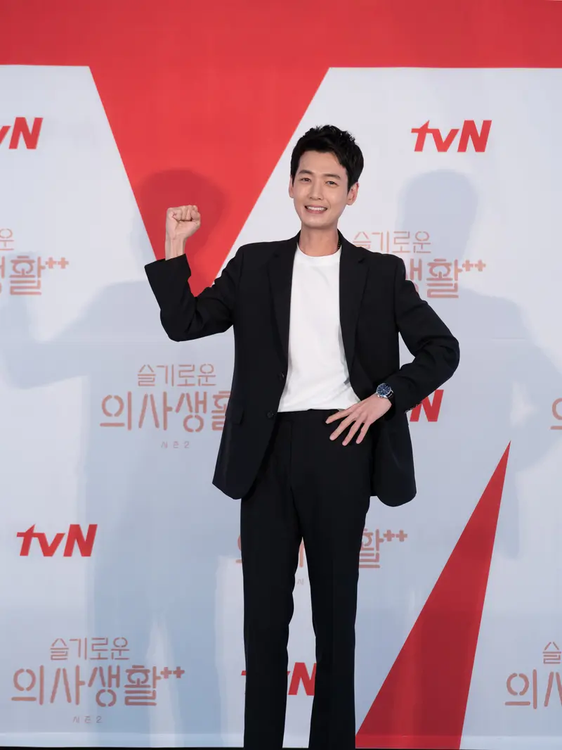 Jung Kyung Ho dalam press conference Hospital Playlist yang digelar Kamis (10/6). (Photo by tvN, Courtesy of Netflix)