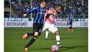 Pemain Juventus, Patrice Evra (kanan) berebut bola dengan Atalanta, Andrea Conti pada lanjutan Serie A 2015-2016  di Stadion Atleti Azzurri d'Italia, Minggu (6/3/2016) malam WIB. (AFP/Olivier Morin)