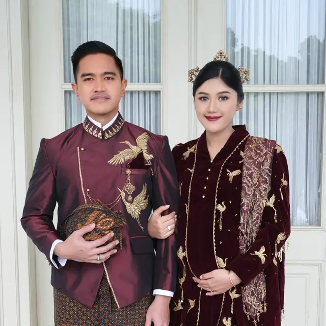 Adu Gaya Iriana Jokowi Bareng Dua Menantunya, Selvi Ananda-Erina Gudono Kompak Kenakan Kebaya Beludru Merah Marun