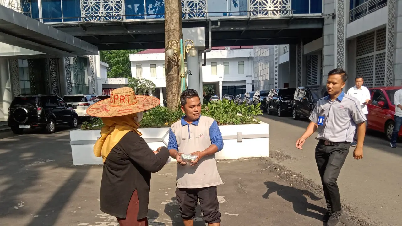 Berbagi takjil
