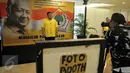 Kader Partai berfoto di depan backdrop Presiden kedua Indonesia, Soeharto saat berlangsungnya Musyawarah Nasional Luar Biasa (Munaslub) Partai Golkar di Bali Nusa Dua Convention Center (BNDCC), Bali, Minggu (15/5). (Liputan6.com/Johan Tallo)