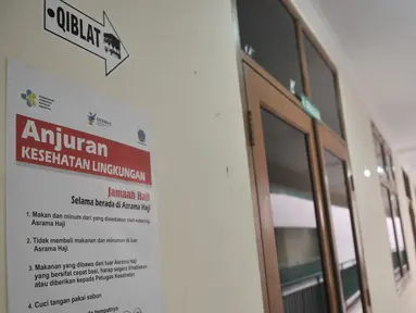 Petugas membersihkan area kamar calon jemaah haji di di Gedung E, Asrama Haji Pondok Gede, Jakarta, Kamis (4/7/2019). Panitia Penyelenggara Ibadah Haji embarkasi Pondok Gede siap menyambut jemaah haji kloter pertama DKI Jakarta yang dijadwalkan tiba pada Sabtu (6/7). (merdeka.com/Iqbal S Nugroho)