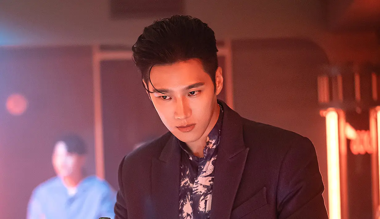 Ahn Bo Hyun akan memainkan peran chaebol generasi ketiga yang belum dewasa, Jin Yi Soo, yang menangkap penjahat dengan memobilisasi tidak hanya kekayaan besar dan koneksi pribadi yang ia milik, tetapi juga kecerdasan dan keterampilan fisiknya yang beragam. (foto: Instagram/ sbsdrama.official)
