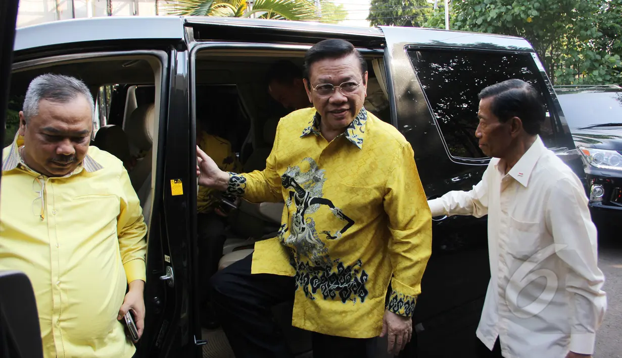 Ketua Umum Partai Golkar Agung Laksono saat tiba di kantor DPP PKPI, Jakarta, Rabu (18/3/2015). Agung Laksono beserta rombongan melakukan safari politik kepada partai pendukung pemerintah. (Liputan6.com/Helmi Afandi)