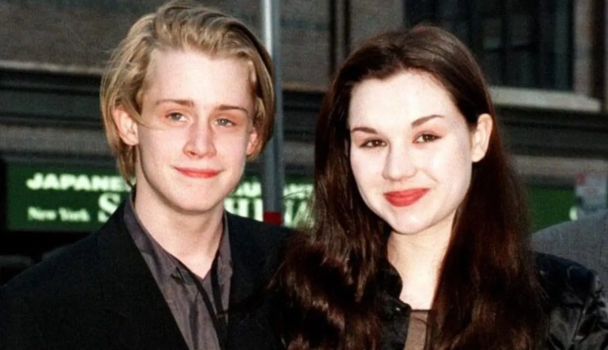 Macaulay Culkin menikah dengan Racher Miner pada tahun 1998 saat usia mereka masih 18 tahun. Sayang, keduanya bercerai pada tahun 2002. (KiwiReport)