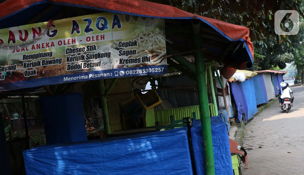 Warung-warung yang ada di Kawasan Wisata Perkampungan Budaya Betawi Setu Babakan terlihat tutup, Jakarta, Sabtu (14/3/2020). Hal ini menyusul instruksi Gubernur DKI Jakarta yang menutup sejumlah lokasi wisata selama 14 hari kedepan. (Liputan6.com/Helmi Fithriansyah)