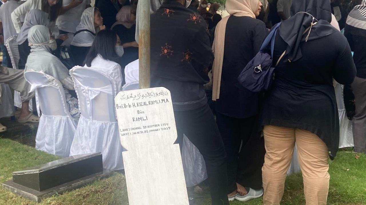"Karena memang istri beliau, Ibu Hera juta dimakamkan di sana. Jadi betul beliau satu rumah lagi," ujar Yos menandasi.