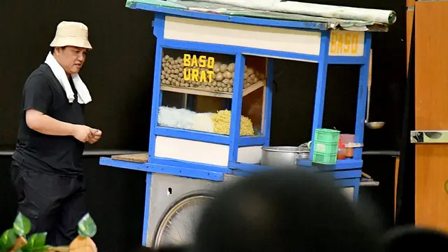 Menteri BUMN, Erick Thohir Berperan Sebagai Pedagang Bakso